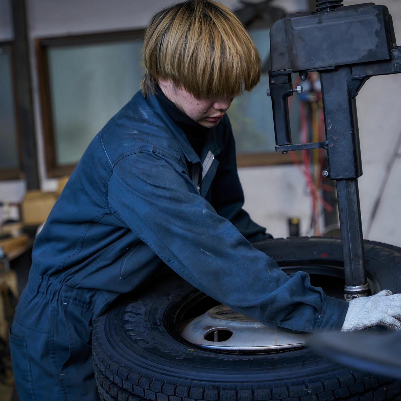 タイヤ交換作業のようす